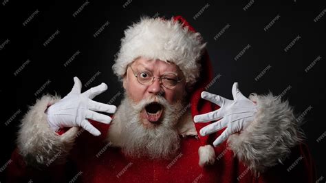 Premium Photo Funny Santa Claus Shout And Gesture Explaining Rules