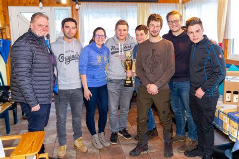 Eisstock: Junge Volkspartei lud zum Eisstockturnier nach Feldkirchen - Feldkirchen