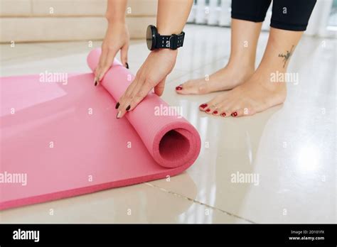 Wrapping Leg Hi Res Stock Photography And Images Alamy