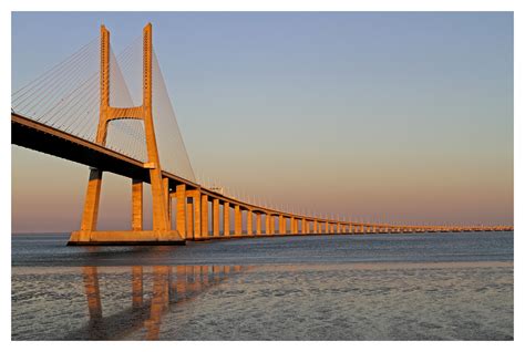 Fahrt über die schrägseilbrücke „ponte vasco da gama in lissabon. Vasco da Gama Brücke in Lissabon Foto & Bild | architektur ...