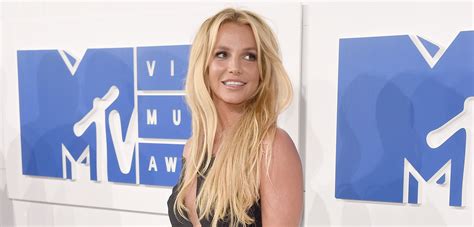 britney spears shares relatable no makeup selfie with fans