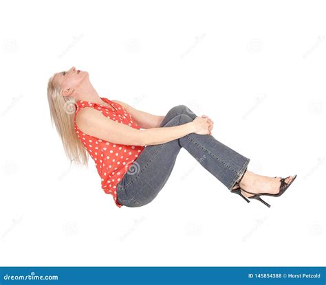 Schitterende Vrouwenzitting Op De Vloer En Het Lachen Stock Foto Image Of Veertig Handen