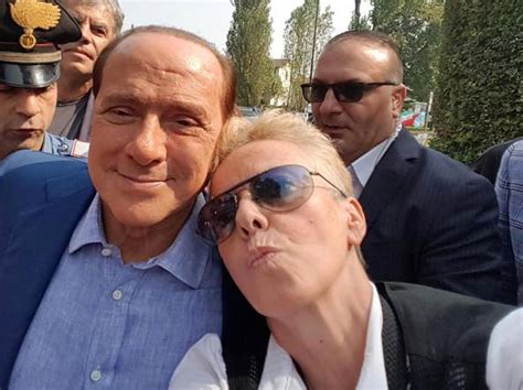 Il direttore della terapia intensiva del san raffaele di milano ha pubblicato su twitter una foto che lo ritrae, su uno sfondo di alberi, con la bandana in testa e gli occhiali da sole. Berlusconi ricoverato negli Usa dopo un malore in volo: è ...