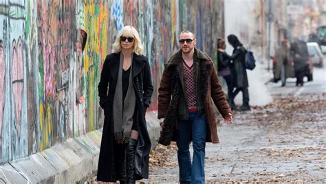 Now, he's starring opposite another screen siren, charlize we see theron immerse herself in a scalding cold ice bath in the new clip, surfacing to find someone has broken into her apartment. Filme de ação com Charlize Theron e James McAvoy tem novas ...