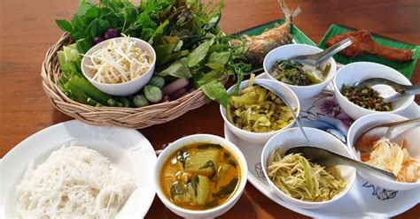 Laksam merupakan sejenis masakan pantai timur yang diperbuat daripada tepung beras dan dimakan bersama kuah dan ulaman. PUDIN TTG: Gastronomi: Misi mencari Laksa Siam dan Miang ...