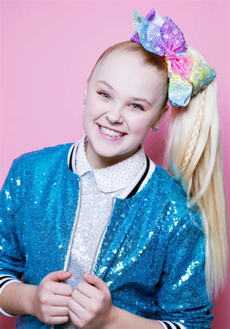 Jojo siwa is an american singer, dancer and youtube personality who's famous for donning big bows in her hair and for her hit singles boomerang and hold the drama. JoJo Siwa Reveals Natural Wavy Hair on TikTok: Pic