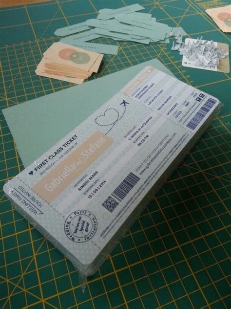 Per creare delle partecipazioni di matrimonio fai da te servono, oltre al cartoncino e alla stampante, anche un taglierino, una squadra, un apposito programma di impaginazione o di scrittura da scaricare sul computer e una matita. Partecipazioni di matrimonio fai da te biglietto aereo ...