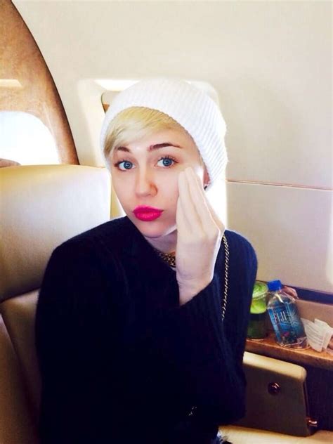 Miley Cyrus Mostra Novo Brinquedo Erótico No Twitter