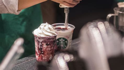 Starbucks Baristas Aren't Allowed To Batch Drinks, Despite Those Big