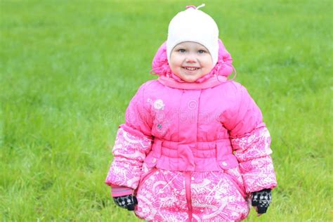 Маленькая девочка одетая в теплой розовой куртке Стоковое Фото