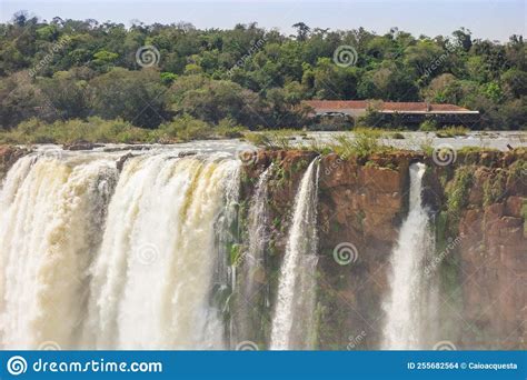 Iguazu Cai Na Fronteira Da Argentina Brasileira Uma Das Sete