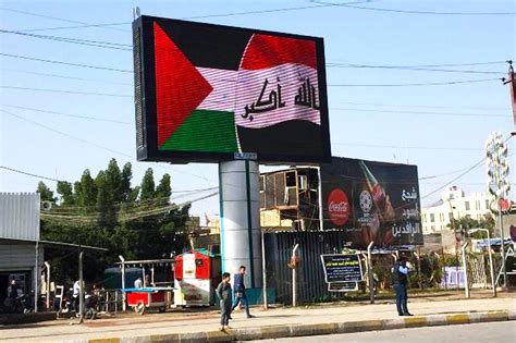 Ürdün bayrağı en üstte siyah, ortada beyaz ve en altta yeşil renklerde üç yatay çizgi ve bunlar ile bağlantılı, bayrağın solunda kırmızı bir üçgenden oluşur. Ürdün Kralı'nın Irak ziyaretinde Ürdün yerine Filistin bayrağı kullanıldı | Independent Türkçe