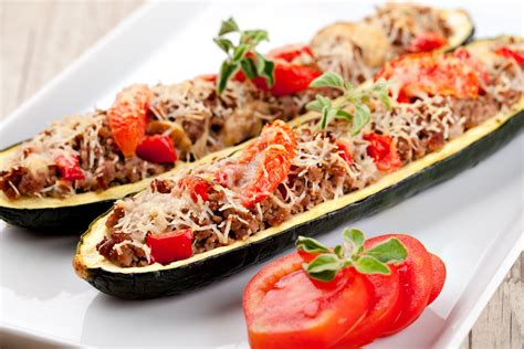 There are 582 calories in two of these italian sausage stuffed zucchini boats. Veggie Boats: Sausage-Stuffed Zucchini - 12 Tomatoes