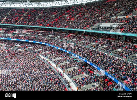 Large Capacity Crowd At Wembley Stadium London Stock Photo Alamy