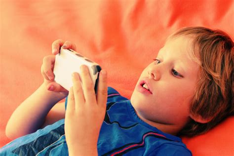 Autyzm cyfrowy przyczyny i objawy wpływu telefonu na mózg dziecka