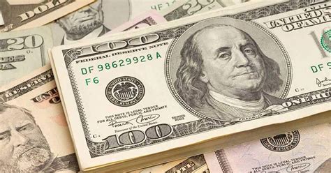 Azerbaycan manatı ayrılmıştır 100 gopik. Dólar Hoje