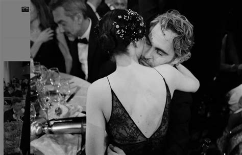 Joaquin Phoenix E Rooney Mara Ai Golden Globe La Foto Di Un Abbraccio Emozionante