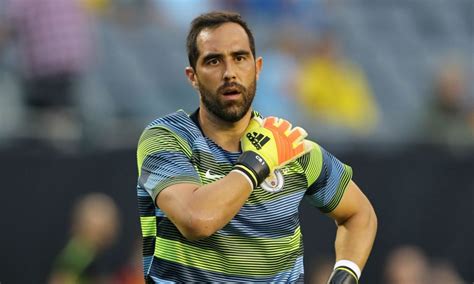 Claudio bravo is a chilean professional footballer who plays for manchester city in the english premier league and the chilean national football team. Man City Claudio Bravo injured; What options do Pep Guardiola have?