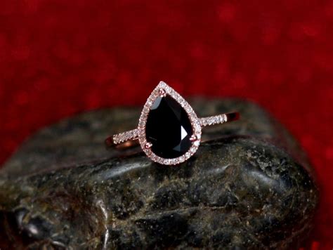 Black Spinel Engagement Ring And Diamond Pear Halo Goccia 25ct 7x10mm