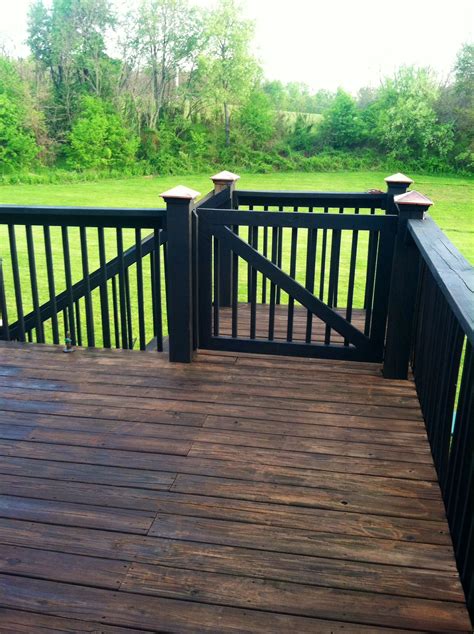Deck stain colors range from natural taupes and grays to bold reds and blues. Deck Stain Ideas Two Tone | Euffslemani.com