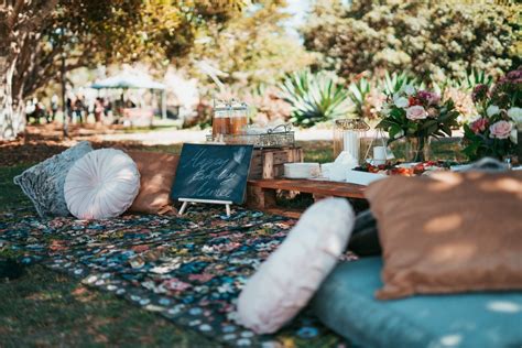See more ideas about party, retirement parties, retirement party decorations. La différence entre un mariage bohème et champêtre - La ...