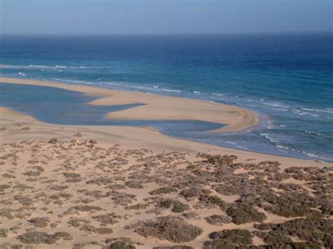 Find more info on fuerteventura island including weather reports, accommodation search, car hire, flight search, history, excursions. Playa de Sotavento en pleamar