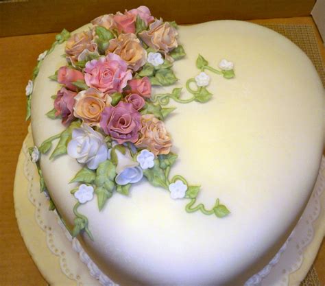 Fondant Covered Heart Cake W Roses — Flowers Heart Shaped Cakes