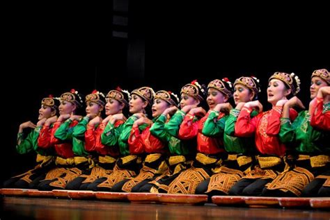 Pada beberapa tarian, terutama tari kelompok, para penari membentuk posisi tertentu dalam tarian. √ Tari Saman | Sejarah, Fungsi, Makna Beserta Keunikannya ...