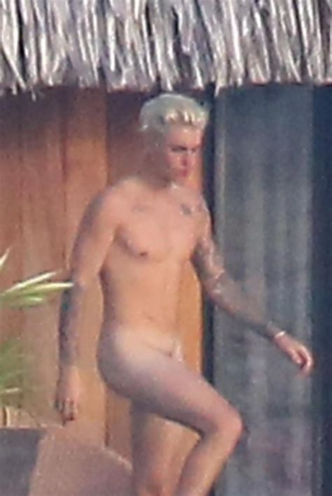 Omg He S Naked Justin Bieber Gives Us The Full Frontal And Behind