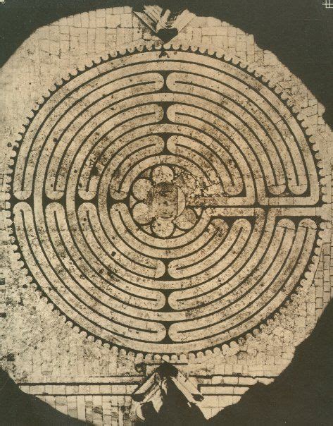 Le Labyrinthe De Chartres Ancient Symbols Geometry Labyrinth