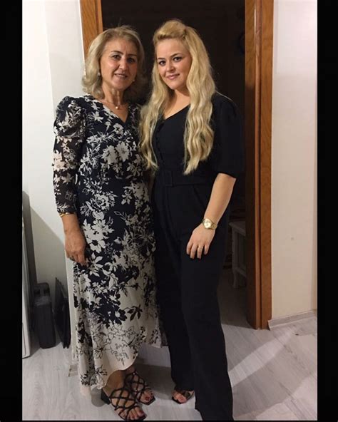 Zeynep, tadım ve puanlama öncesi kaynanalar odasına giderek kaynanası yasemin hanıma ceviz yedirdi. Gelinim Mutfakta Aysun Kuşatan kimdir, kaç yaşında ve ...