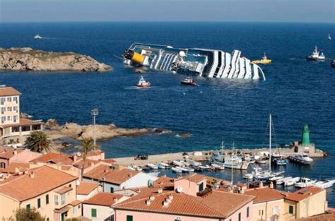 15 Jaw Dropping Photos Of The Costa Concordia Disaster This Is Italy