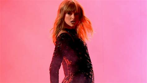 Taylor Swift Signs New Record Deal With Universal Music Group Iheart