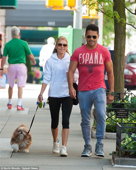 Kelly Ripa Smiles Happily As She Spends The Weekend With Mark Consuelos