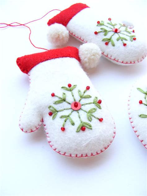 Felt Pdf Sewing Pattern Embroidered Mittens And Tiny Wreath Etsy