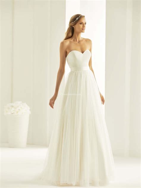 Atelier emé @ateliereme presenta la campagna adv della sua nuova collezione abiti da sposa 2020. Abiti da Sposa di Bianco Evento - Mahalia - Matrimonio.com