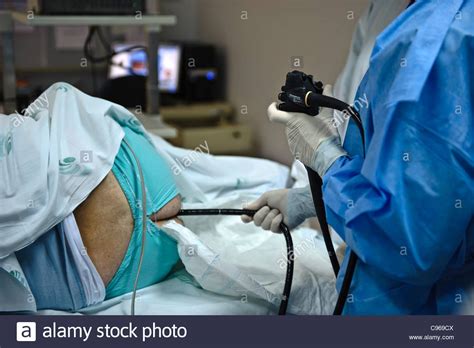 Un examen del colon completo con un tubo flexible y largo provisto de una cámara (colonoscopia) es una el cáncer de colon suele afectar a los adultos mayores, aunque puede ocurrir a cualquier edad. Médecin de l'exploitation d'un endoscope pour effectuer ...