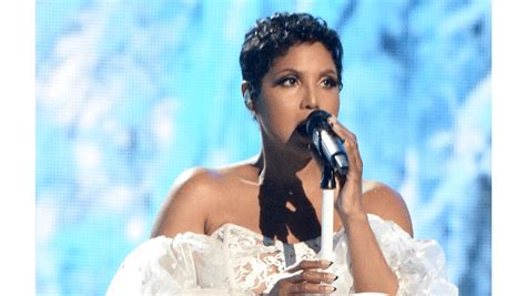 toni braxton wows with first amas performance in 25 years 8days