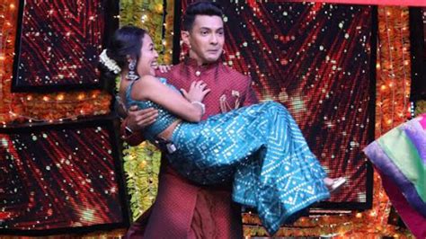 Indian Idol 11 Aditya Narayan Picks Neha Kakkar In His Arms