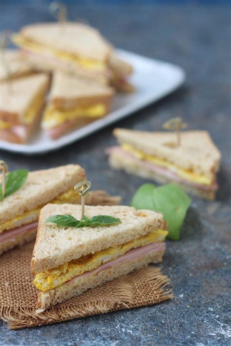 I tramezzini sono dei panini triangolari preparati con pane morbido, farciti in vario modo. Tramezzini sfiziosi con frittata e prosciutto - Cibo Che ...