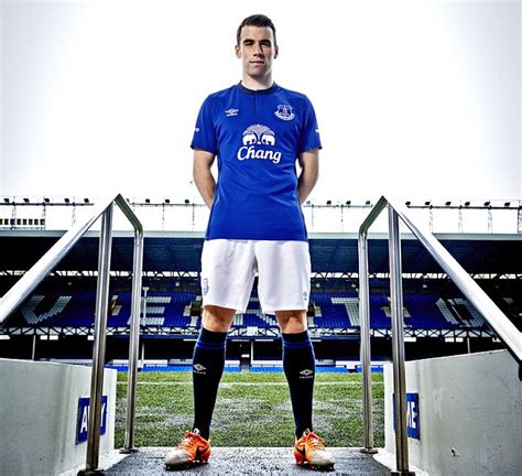 Seamus Coleman Signs Everton Contract Extension And Snubs Arsenal Interest Daily Mail Online