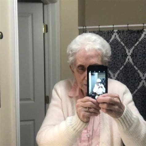 This Grandma Taking Her First Selfie Roldpeoplefacebook