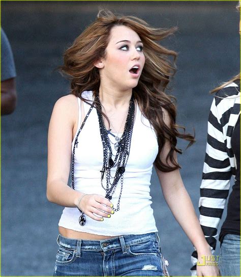 Miley Cyrus Hits Christmas Day Parade 2008 Photo 1534381 Pictures Just Jared