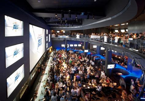 Check out the culture trips guide to toronto's top 10 sports bars. Top 5 places to watch the Raptors in Toronto | Breakfast ...