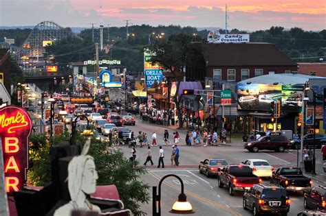 Explore Downtown Dells Guide To Activities Food And Fun