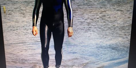 Wenn Man Einen Neoprenanzug Trägt Werden Die Sachen Darunter Beim Schwimmen Dann Auch Nass