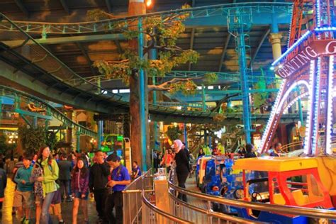 Genting highlands now boasts massive indoor theme park. Kuala Lumpur ( Batu Caves, Genting Highlands )