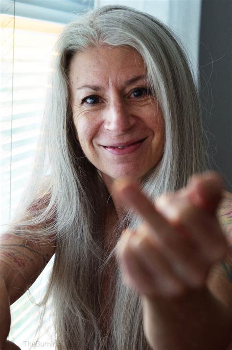 esta mujer tatuada de 56 años demuestra que se puede ser sexy a cualquier edad cochinopop