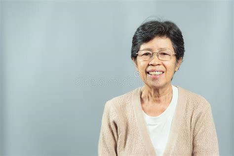 Retrato De Una Anciana Sonriente Feliz De Fondo Gris Imagen De Archivo