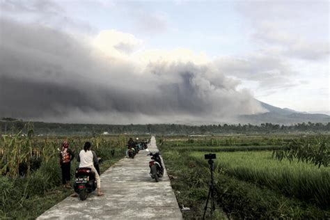 Indonesia Hundreds Of People Evacuated After Volcano Eruption The Limited Times